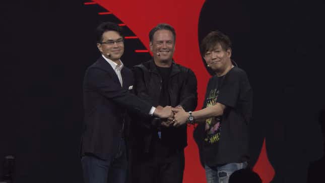 Führungskräfte von Square Enix und Microsoft teilen sich die Bühne beim FanFest. 